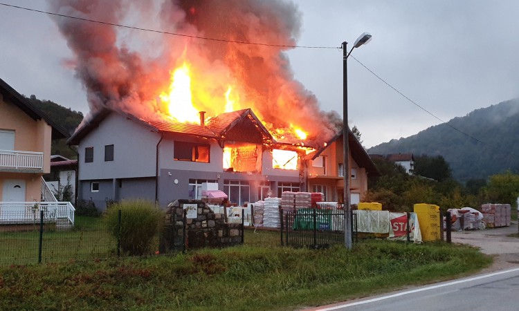 Požar na objektu privatne firme u Novoj Kasabi