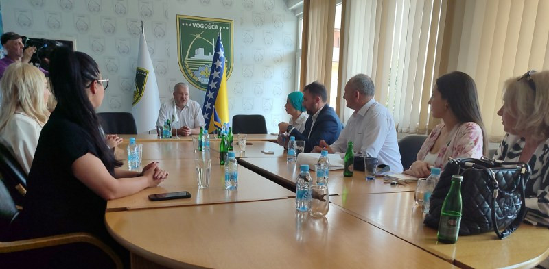 Delić s predstavnicima Crvenog križa i Općine Vogošća posjetio gerontodomaćice