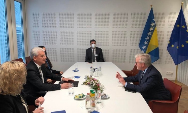 Džaferović sa Gahlerom i Loiseau: Napad na državne institucije je napad na mir