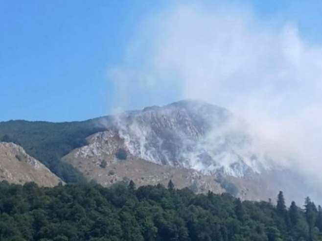 Gori na Tjentištu, iz RS-a traže pomoć helikoptera iz Srbije