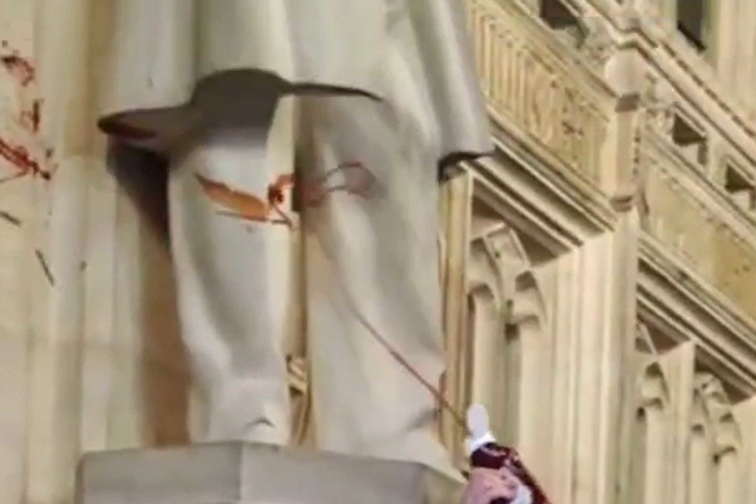 Velika Britanija: Propalestinske aktivistice Balfourovu statuu poprskale lažnom krvlju