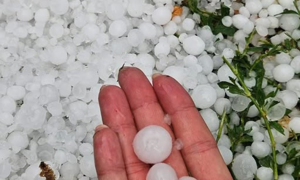 Snažno nevrijeme pogodilo Sloveniju: Grad veličine pesnice zabijelio Tržič