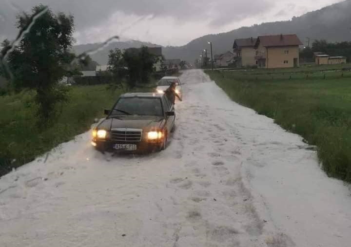 Nevrijeme u Gornjem Vakufu: Vozila zaglavljena na cesti