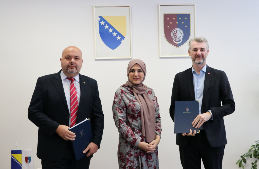 Potpisan Kolektivni ugovor: Veće plate uposlenicima u vrtićima i osnovnim školama u KS