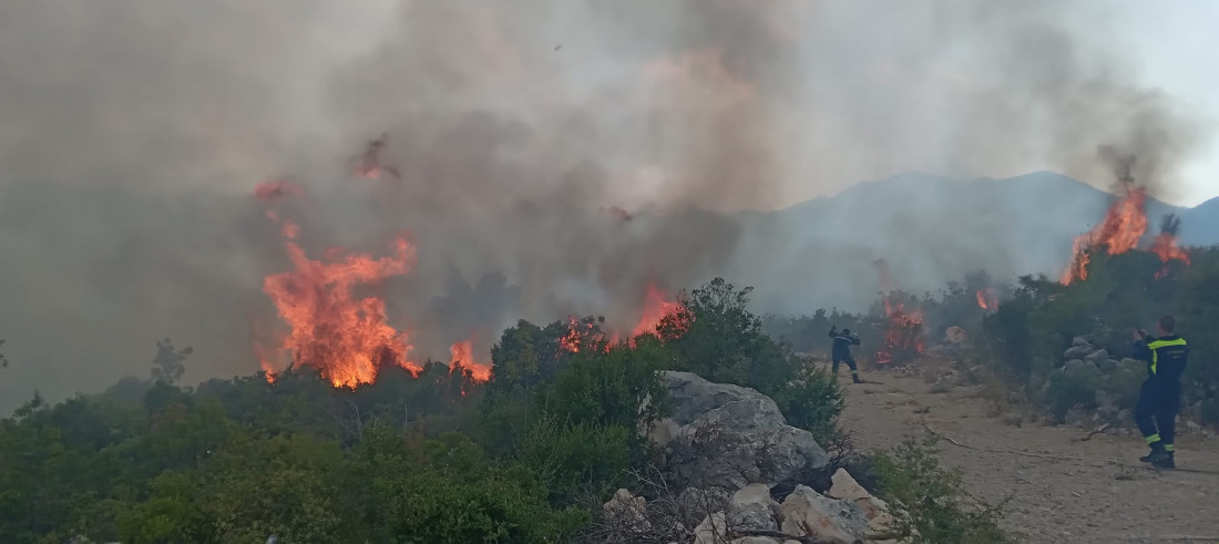 Požar kod Neuma još aktivan, stanovništvo nije ugroženo