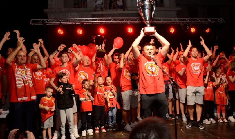 Sto godina Veležovih