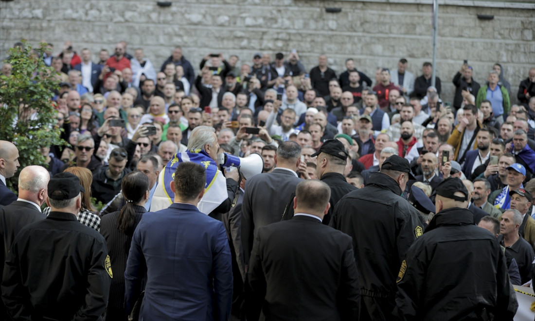 Burno ispred Parlamenta FBiH, prisutnima se obratili pojedini članovi SDA