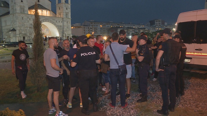 Policija spriječila sukob učesnika autokolone i pristalica SPC-a u Podgorici