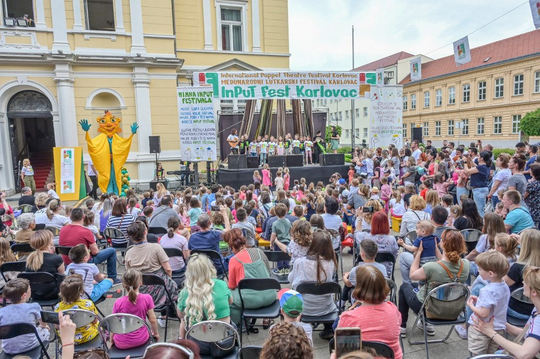 Ansambl Lutkarskog kazališta Mostar na Međunarodnom lutkarskom festivalu u Karlovcu