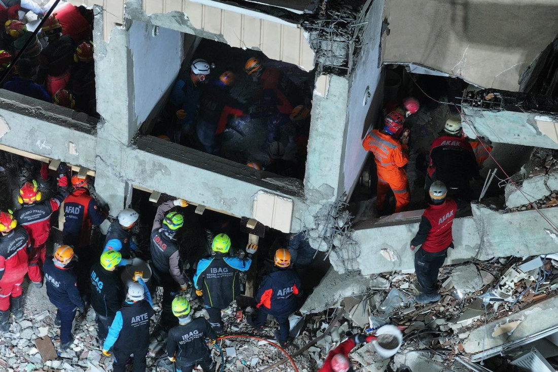 Četiri člana petočlane porodice poginula u urušavanju stambene zgrade u Turskoj