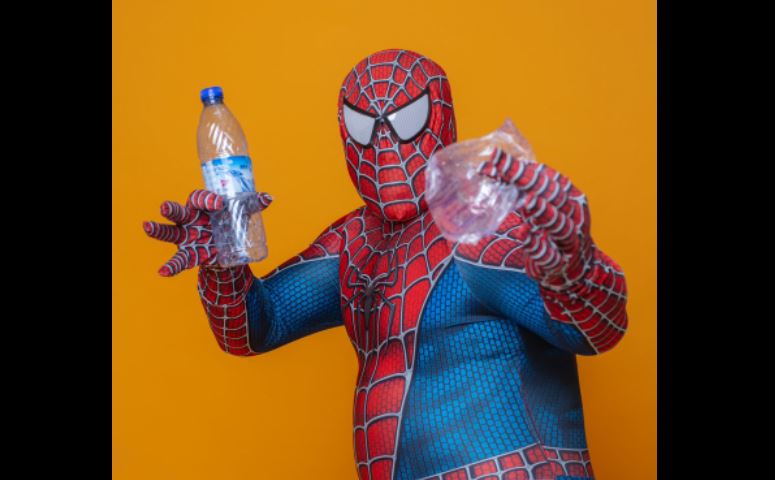 VIDEO: Nigerijski Spiderman koji se bori za čišće društvo