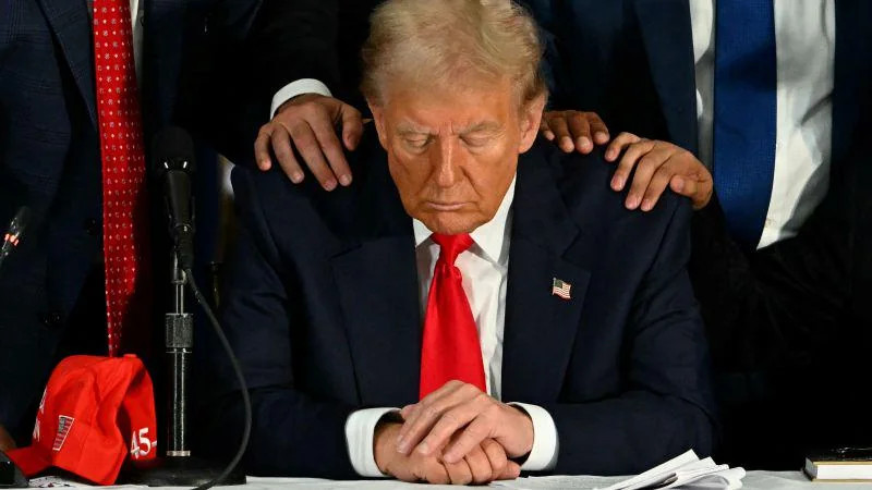 Trump se snimao dok čita Bibliju u Ovalnom uredu