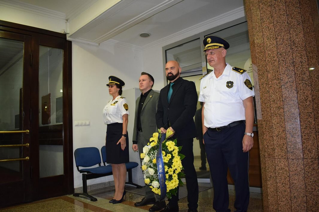 Ministar Isak i direktor Munjić povodom Dana policije položili cvijeće na spomen-obilježja