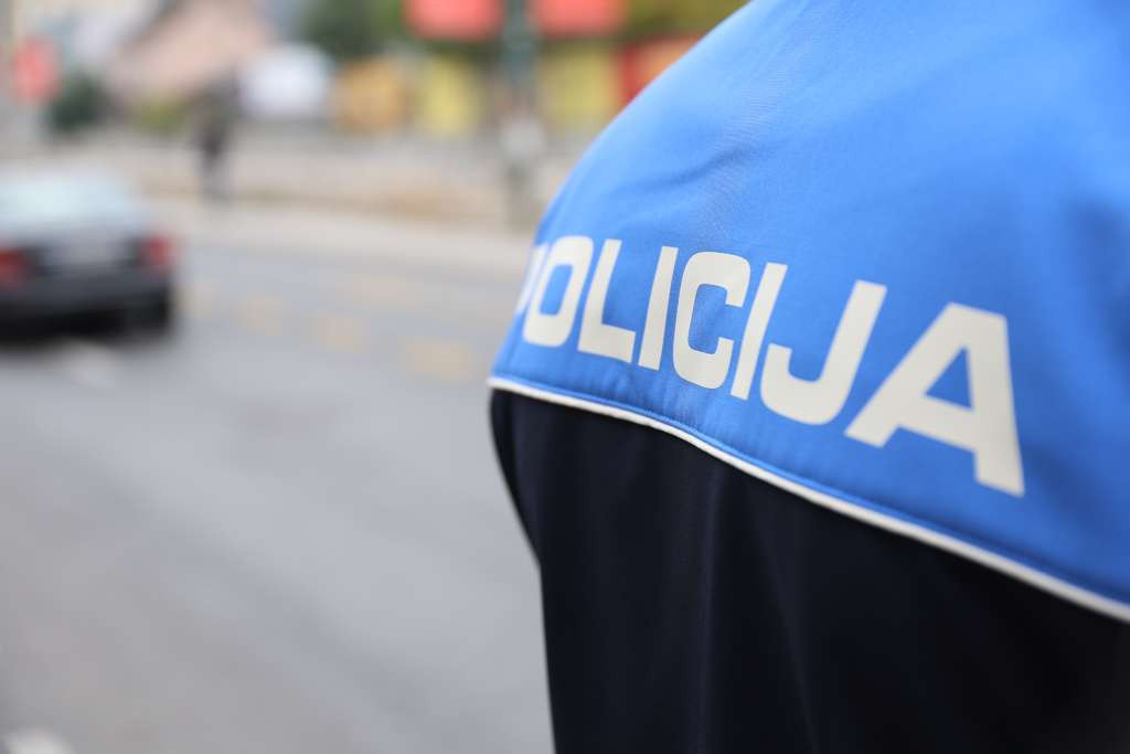 Policajac van dužnosti motorom udario u grupu pješaka, jedna osoba poginula