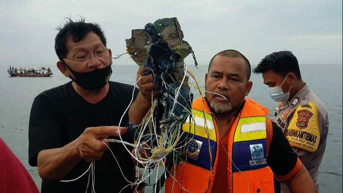 Indonezijski avion sa 62 osobe pao u more