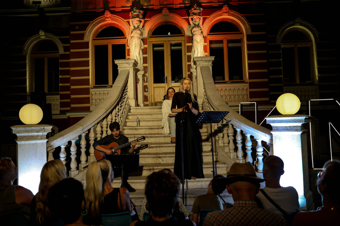 U bašti Olimpijskog muzeja upriličeno poetsko-muzičko veče „Glumice i gitara“