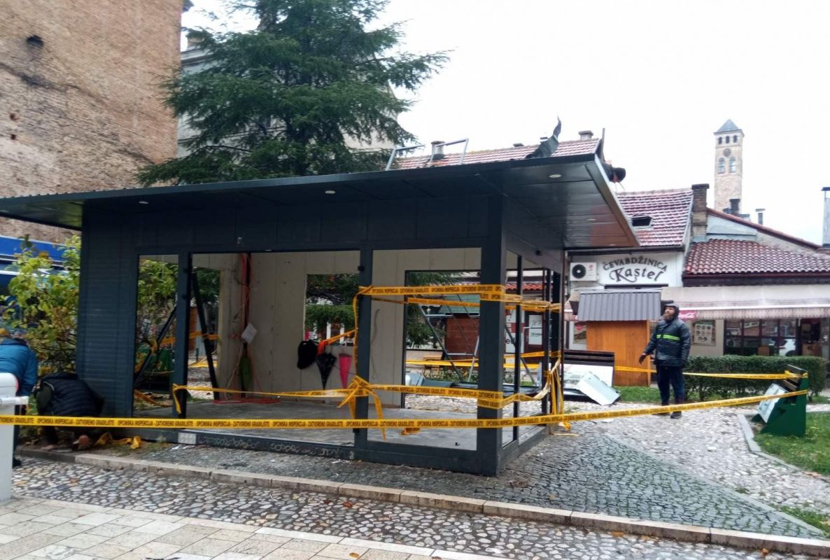 Uklonjen sporni kiosk Turističke zajednice u Starom Gradu