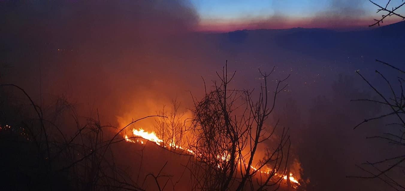 Požar došao do vjetroparka Podveležije, spriječena katastrofa