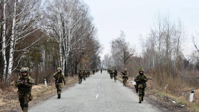 Ukrajinski vojnik poginuo na istoku zemlje, obje strane prijavljuju napade