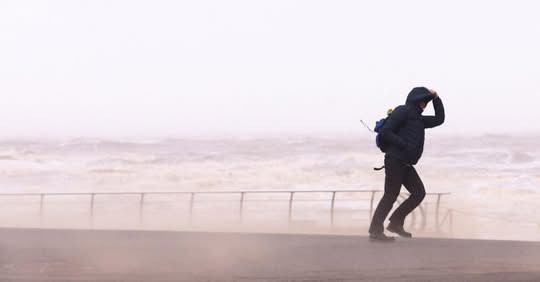 Oluja Nils u Francuskoj usmrtila jednu osobu, a 850.000 domaćinstava ostalo bez struje