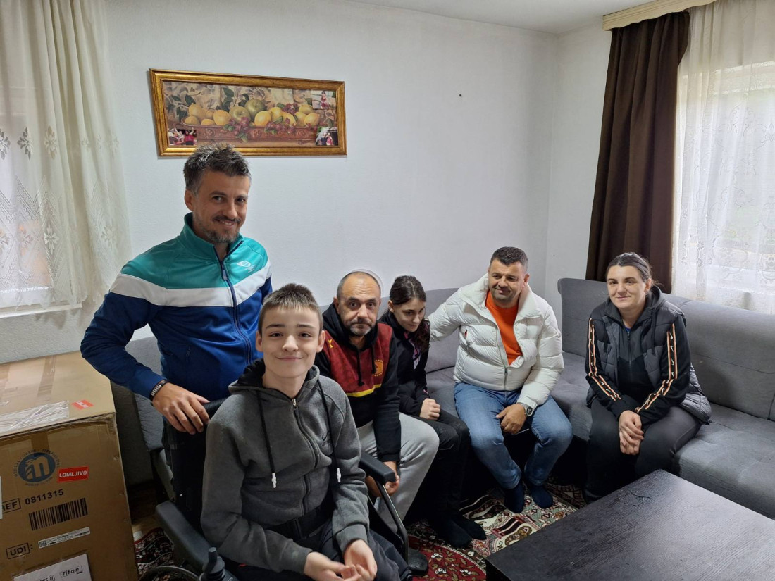 Hurtić i donatori u mjestu Bakovići uručili 11. elektromotorna kolica