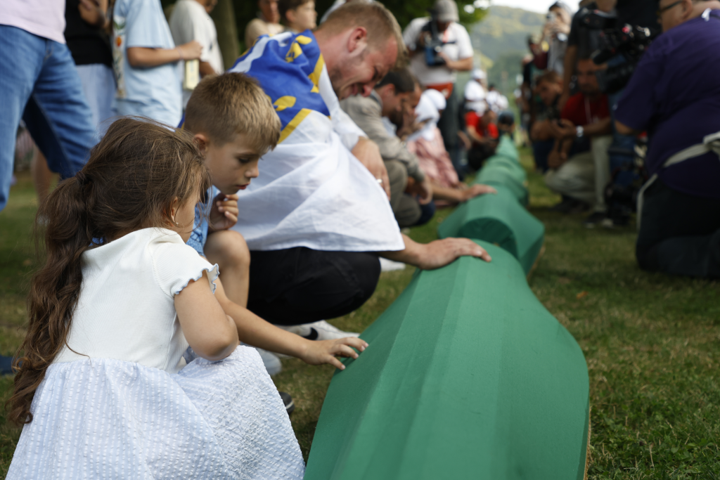 Tabuti preneseni do musale u Potočarima: Posljednji oproštaj porodica od žrtava genocida u Srebrenici