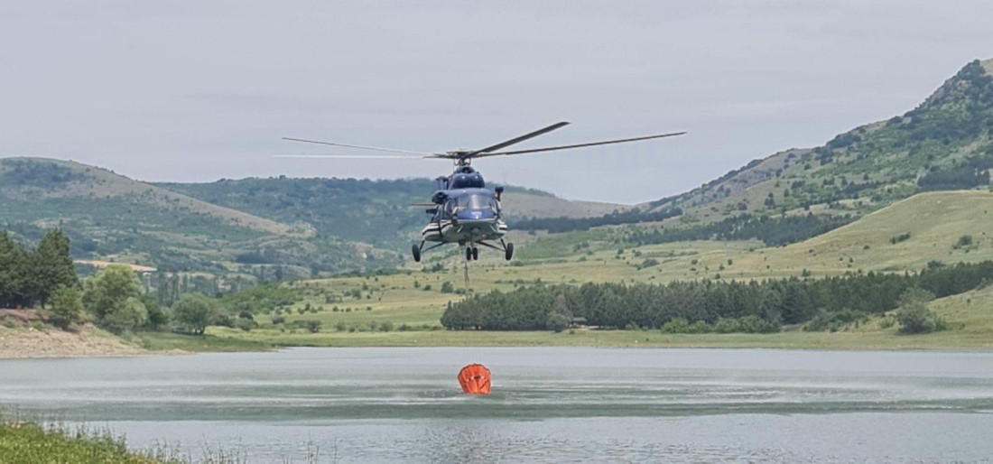 Kamenjem gađao policijski helikopter za gašenje požara