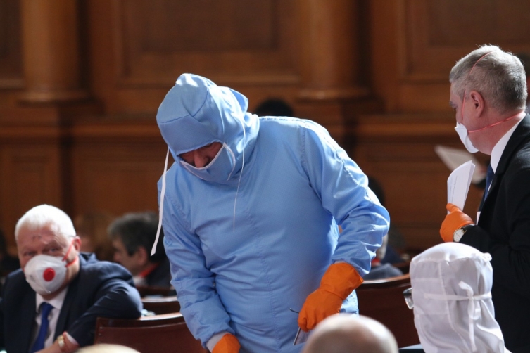 U parlament S. Makedonije dovedena dva kovid-pozitivna poslanika radi kvoruma