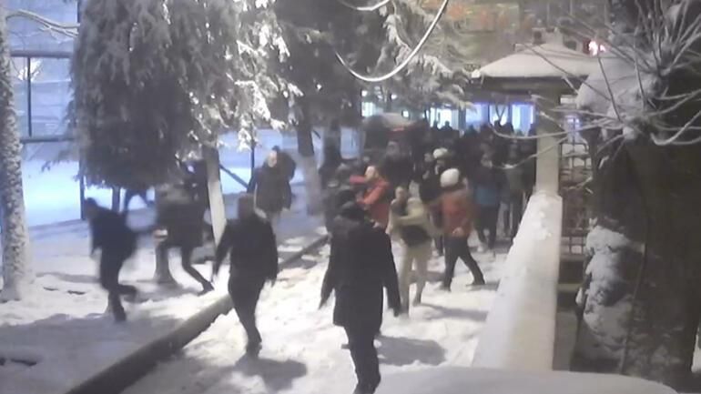 U Istanbulu grudvanje preraslo u tuču i vatreni obračun