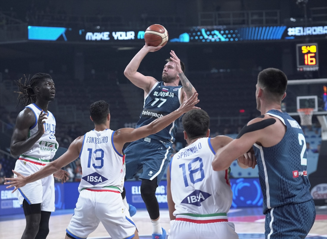 Slovenija na krilima Dončića savladala Italiju za plasman u četvrtfinale Eurobakseta