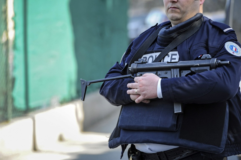 Dvije osobe poginule nakon što je automobil namjerno udario u grupu ljudi u Francuskoj, vozač priveden