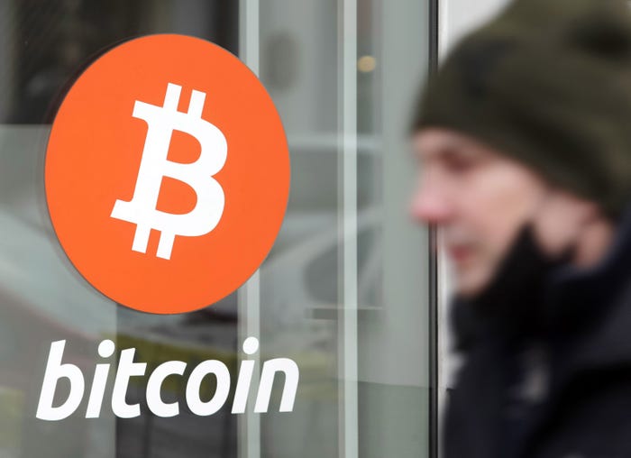 Bitcoin pao za čak 12%