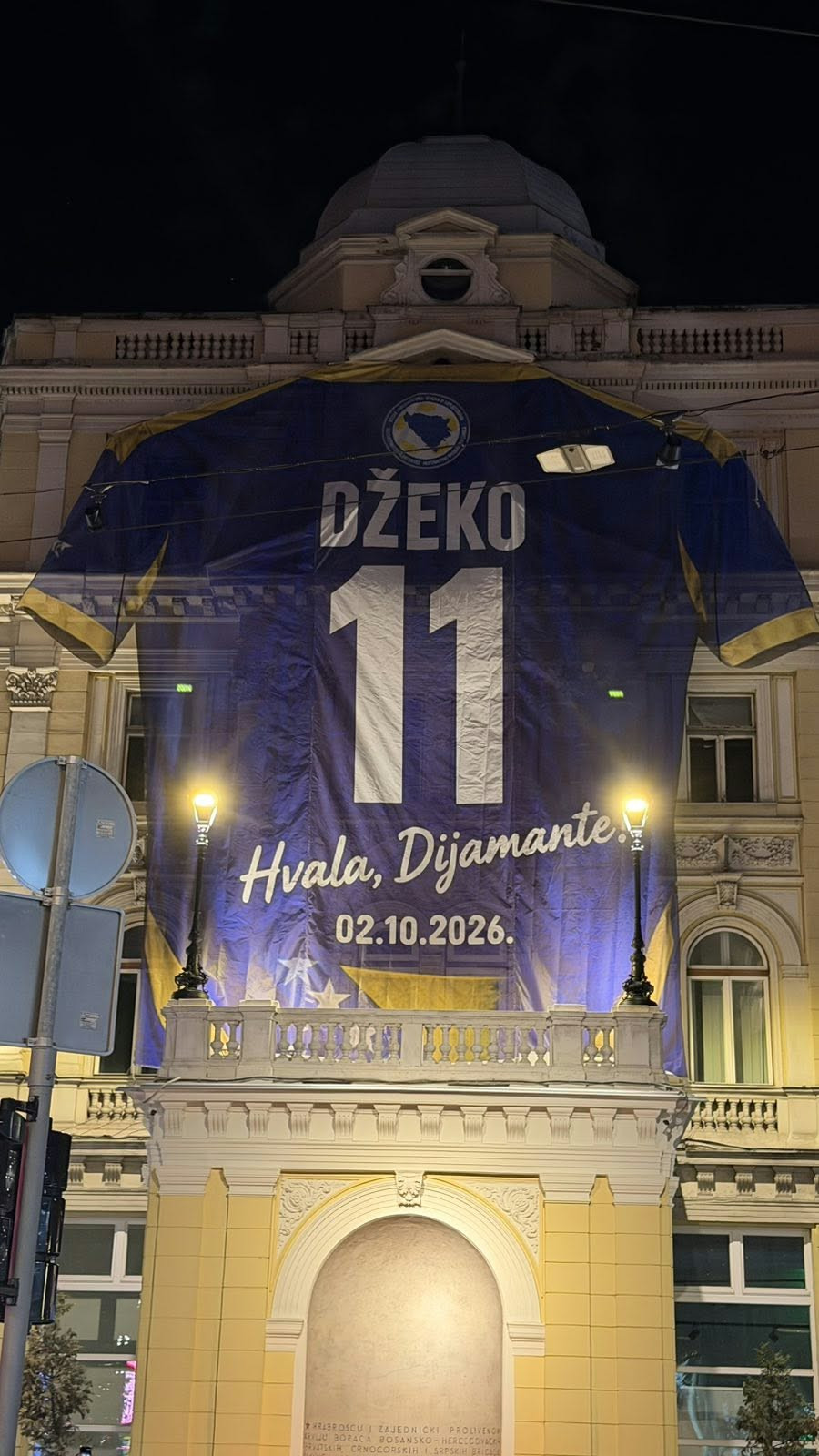 U Sarajevu iznad Vječne vatre istaknut veliki dres kapitena BiH Edina Džeke
