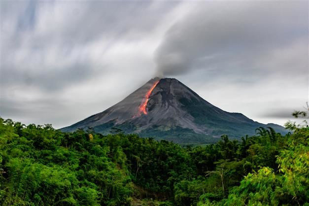 Eruptirala indonezijska planina Merapi