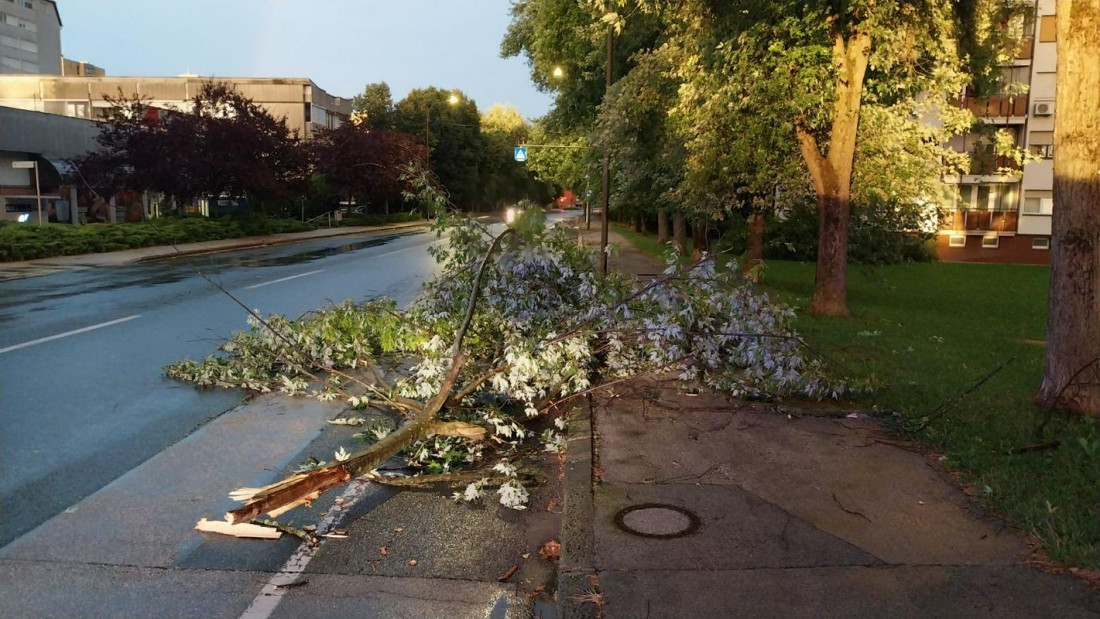 Slovenija: Vjetar nosio krovove, obarao drveće, oštetio dalekovode
