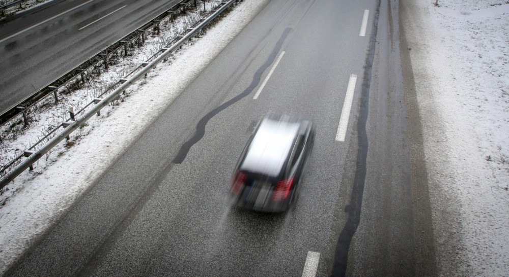 BIHAMK: Upozorenje vozačima na klizav kolovoz i odrone, kao i jak vjetar u Hercegovini