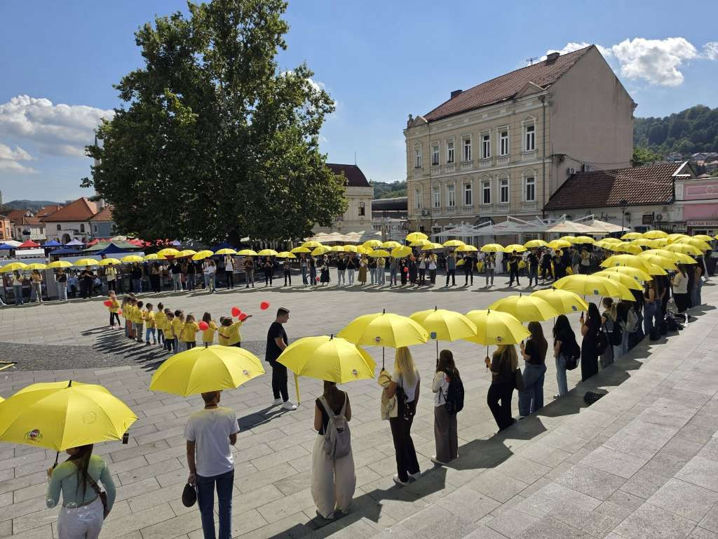 Tuzla: Manifestacijom "Zlatna vrpca" pružena podrška djeci oboljeloj od raka