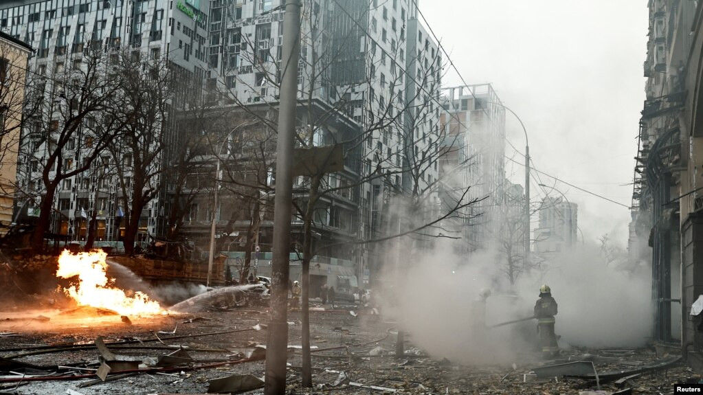 Najmanje jedna osoba poginula, a dvoje ranjeno u ruskom napadu na Kijev