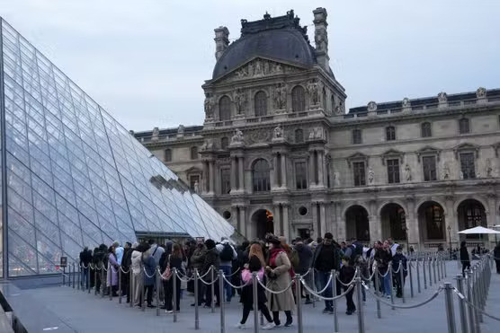 Louvre ponovo otvoren tri dana nakon pljačke nakita