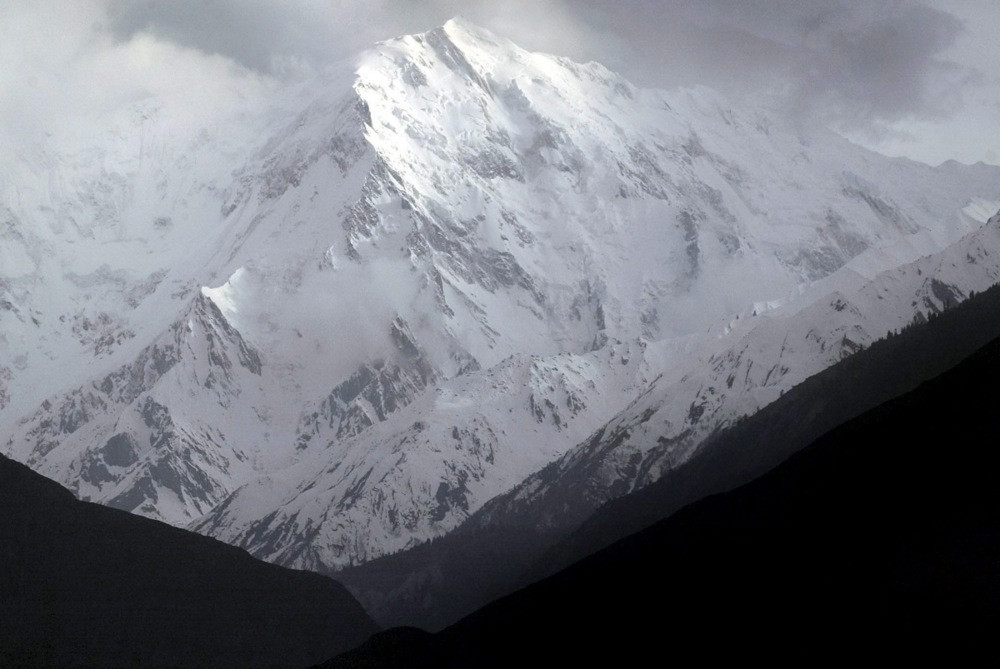 Deset alpinista nestalo nakon što je lavina pogodila bazni kamp na Himalajima