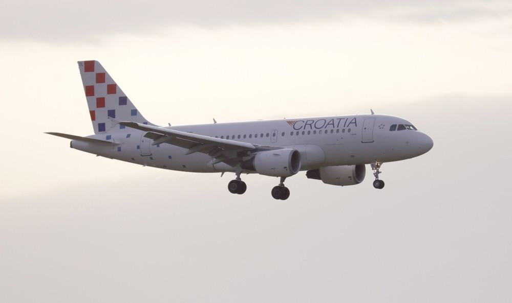 Avion Croatia Airlinesa izletio s piste pri polijetanju u Splitu, putnici evakuisani