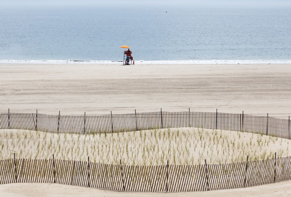 Ajkula ugrizla plivača na plaži u New Yorku, vlasti privremeno zatvorile kupalište