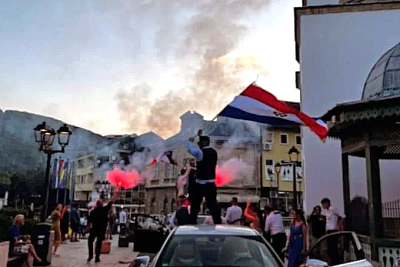 Svadbena kolona u Jajcu izazvala incident ispred džamije, reagovala policija