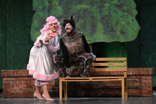 Dvije izvedbe predstave "Crvenkapica i dobri vuk" u Jajcu