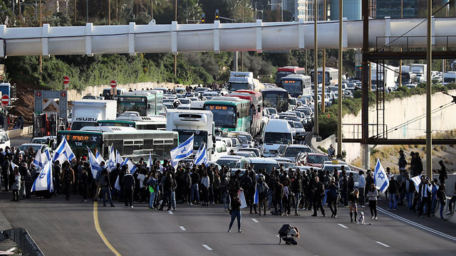 Izraelci blokirali autoputeve širom zemlje protestujući protiv reforme pravosuđa