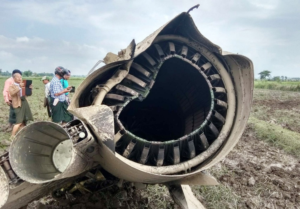 Srušio se vojni avion u Mijanmaru nakon sudara s pticama, pilot se spasio katapultiranjem