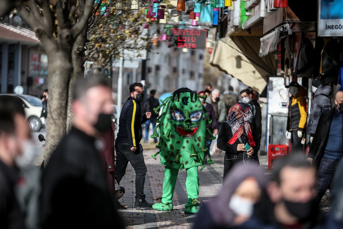 Turska: “Koronavirus“ prošetao ulicama Burse