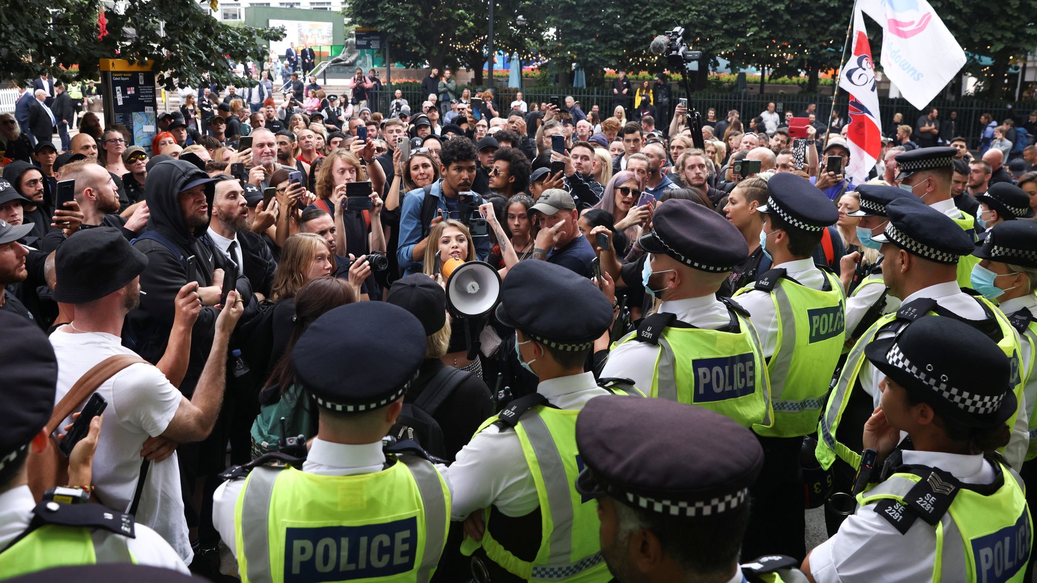 Nekoliko londonskih policajaca povrijeđeno u sukobima sa protivnicima vakcinacije
