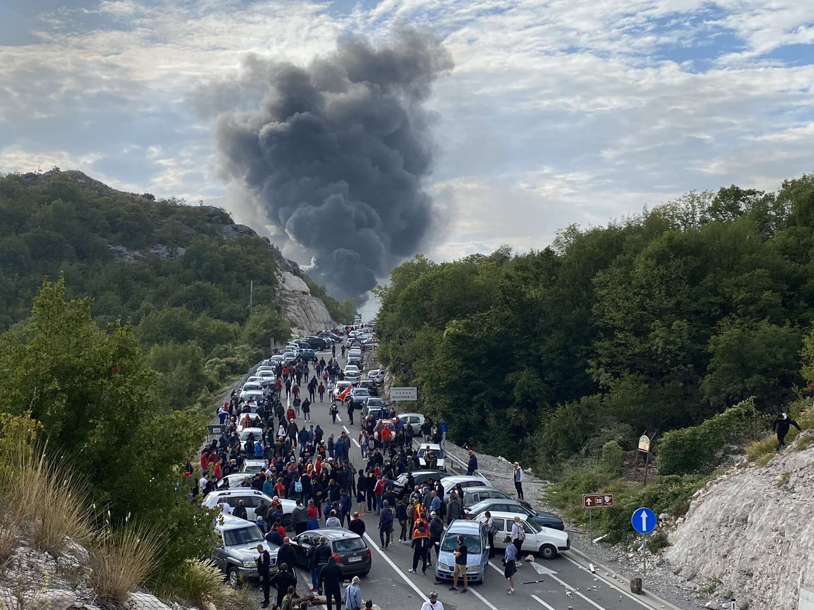 Patrijarh Porfirije i Joanikije helikopterom stigli u Cetinjski manastir