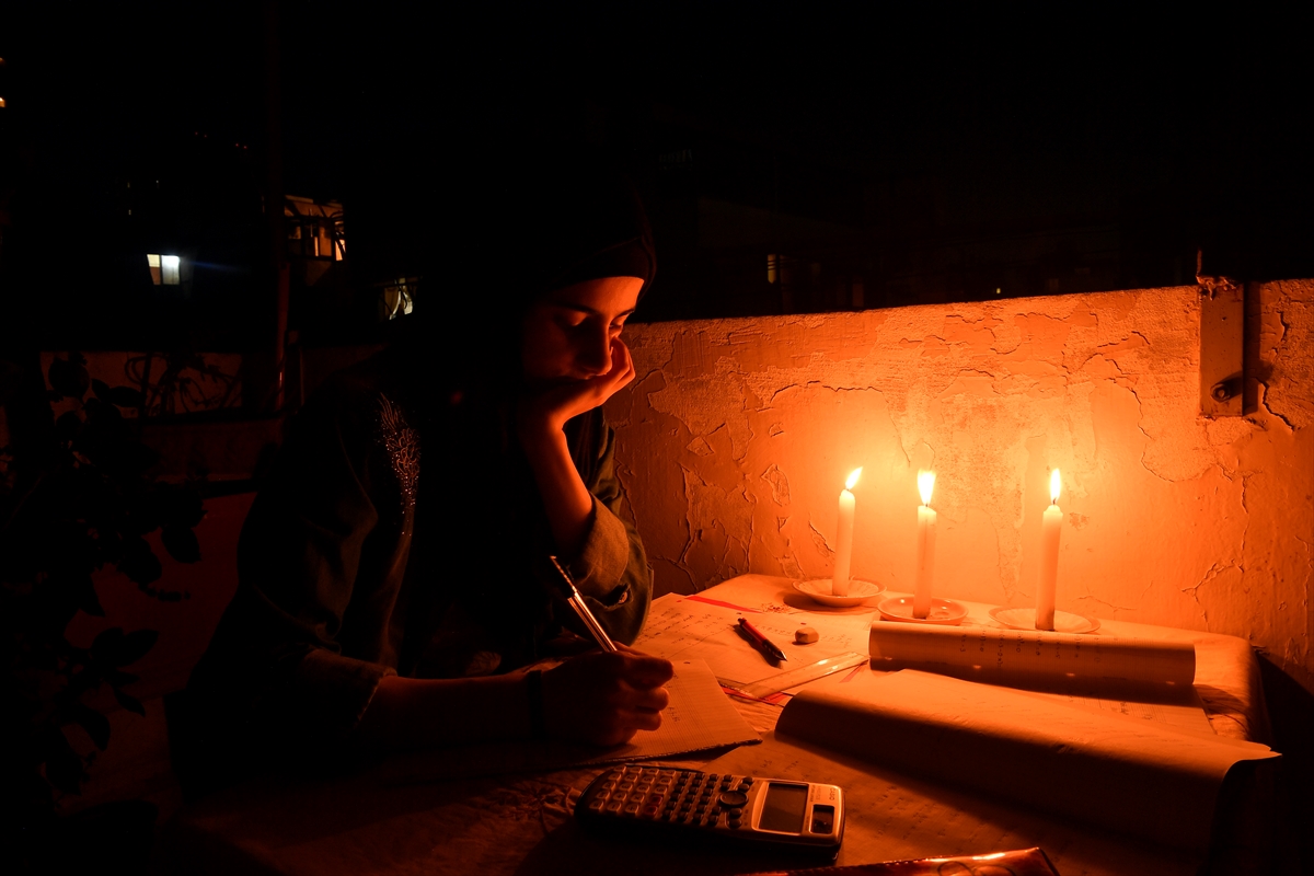 Svijeće u toplim ljetnim noćima: Libanci samo dva sata dnevno imaju struju